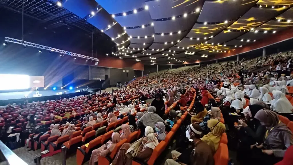 Thousands of attendees at a community event with AFIAT