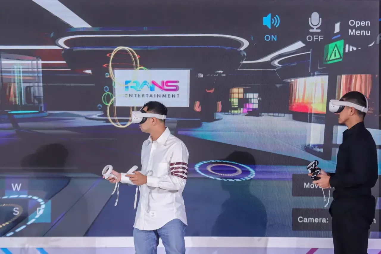 User exploring the RANSVERSE virtual world